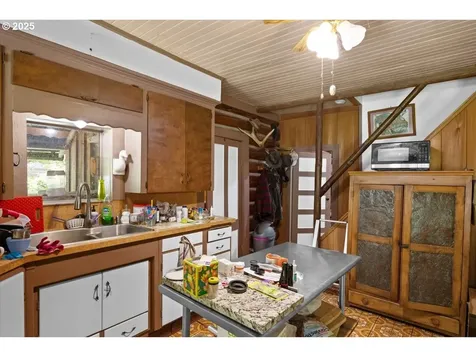 2128 Starveout Creek Road Azalea OR 97410