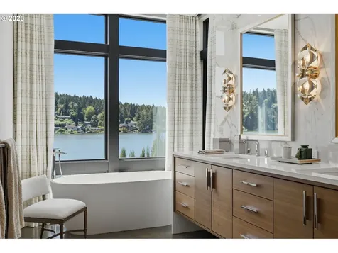 3072 Lakeview Boulevard Lake Oswego OR 97035