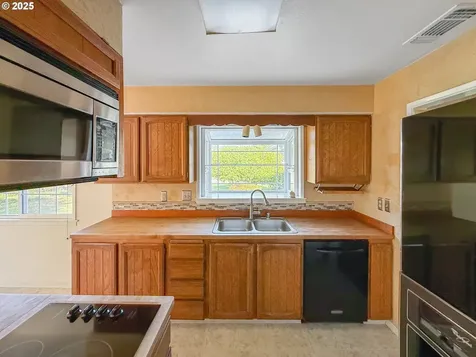 221 Musser Street Brookings OR 97415