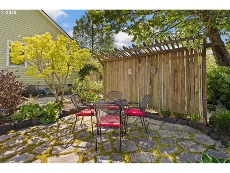 2476 Emerald Street Eugene OR 97403