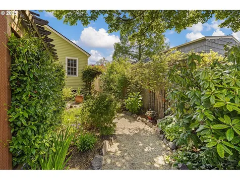 2476 Emerald Street Eugene OR 97403