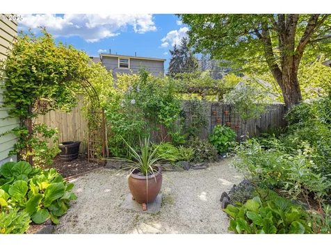 2476 Emerald Street Eugene OR 97403