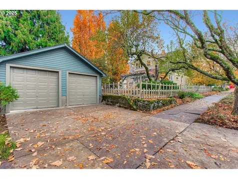 2033 SE 22nd Avenue Portland OR 97214