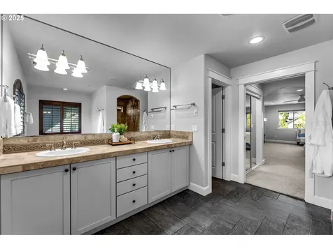 669 W T Street Washougal WA 98671