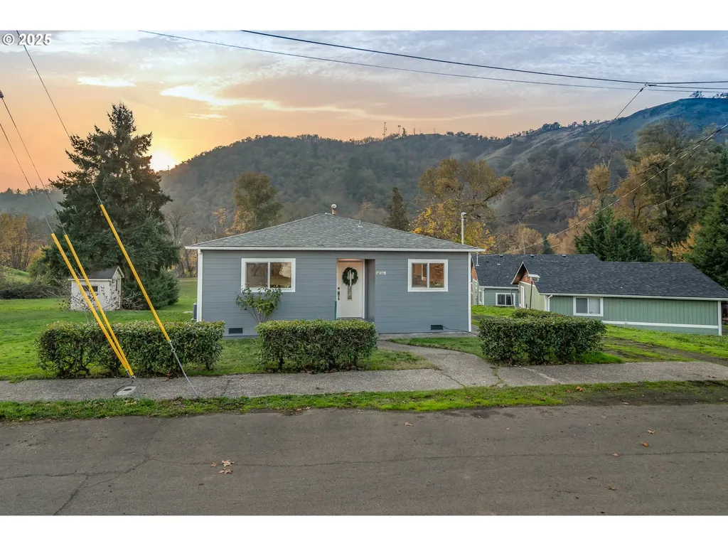 1418 SE Micelli Street Roseburg OR 97470