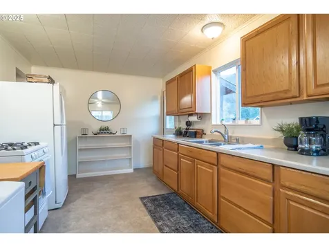 1418 SE Micelli Street Roseburg OR 97470