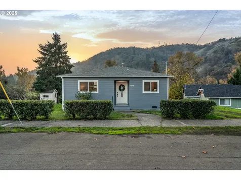 1418 SE Micelli Street Roseburg OR 97470