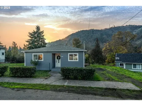 1418 SE Micelli Street Roseburg OR 97470