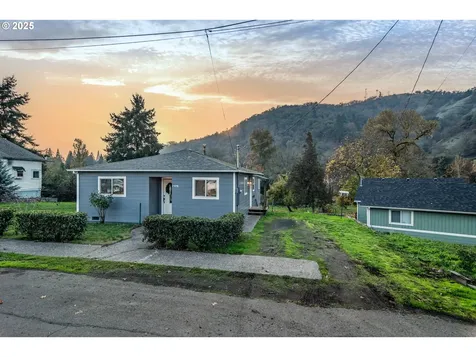 1418 SE Micelli Street Roseburg OR 97470