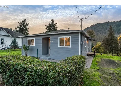 1418 SE Micelli Street Roseburg OR 97470