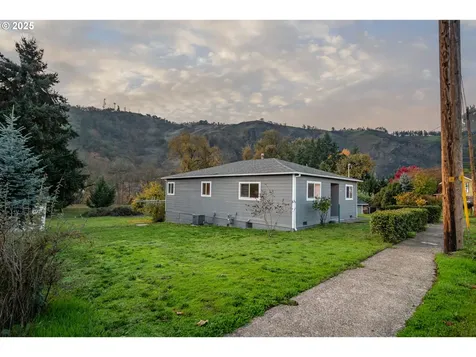 1418 SE Micelli Street Roseburg OR 97470