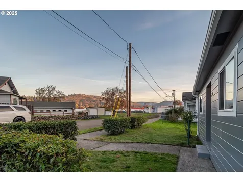 1418 SE Micelli Street Roseburg OR 97470