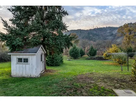 1418 SE Micelli Street Roseburg OR 97470