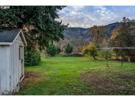 1418 SE Micelli Street Roseburg OR 97470