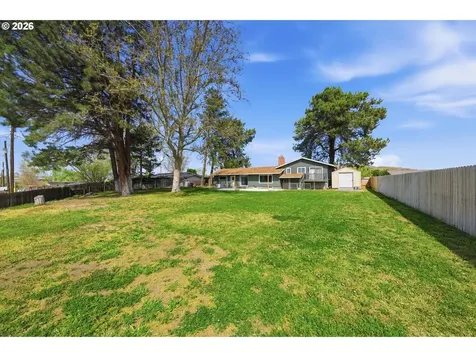 825 W Ridgeway Avenue Hermiston OR 97838