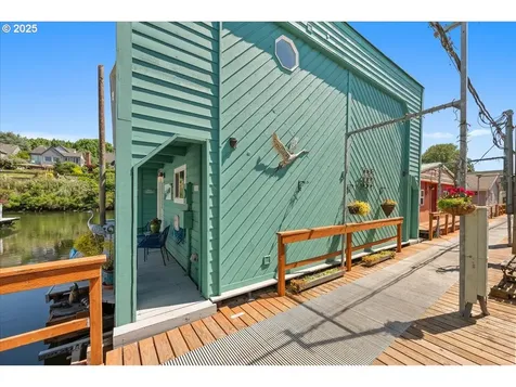 414 N Tomahawk Island Drive Portland OR 97217