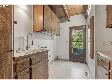 27690 SW Strawberry Hill Drive Hillsboro OR 97123