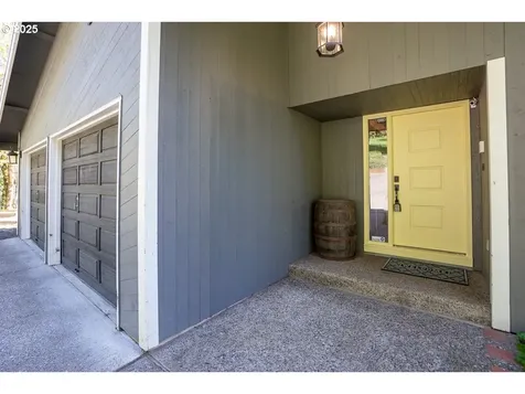 27690 SW Strawberry Hill Drive Hillsboro OR 97123