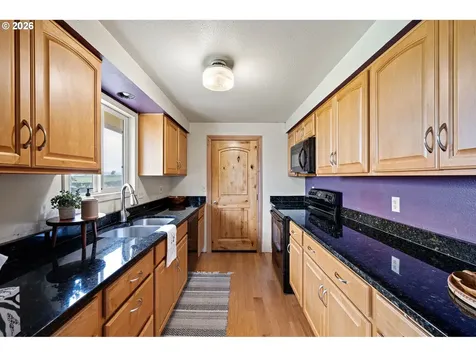 375 Park Lane Harrisburg OR 97446