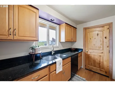 375 Park Lane Harrisburg OR 97446