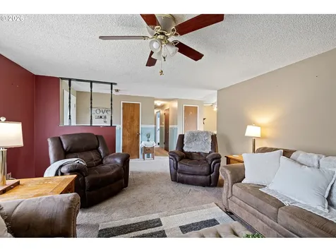 375 Park Lane Harrisburg OR 97446