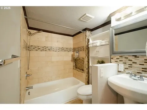 175 E Clarendon Street Gladstone OR 97027