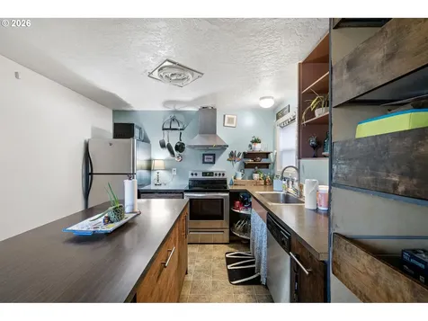 1425 E Madison Avenue Cottage Grove OR 97424