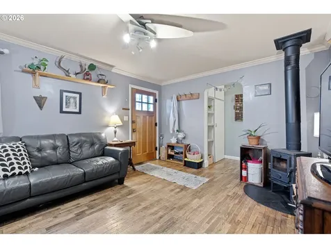 1425 E Madison Avenue Cottage Grove OR 97424