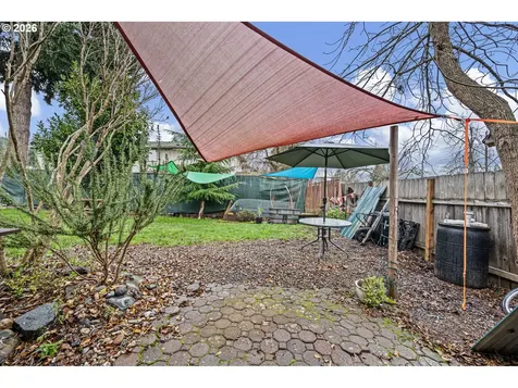 1425 E Madison Avenue Cottage Grove OR 97424