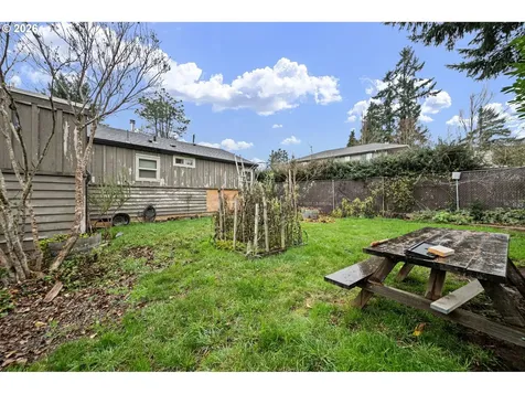 1425 E Madison Avenue Cottage Grove OR 97424