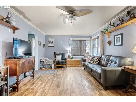 1425 E Madison Avenue Cottage Grove OR 97424