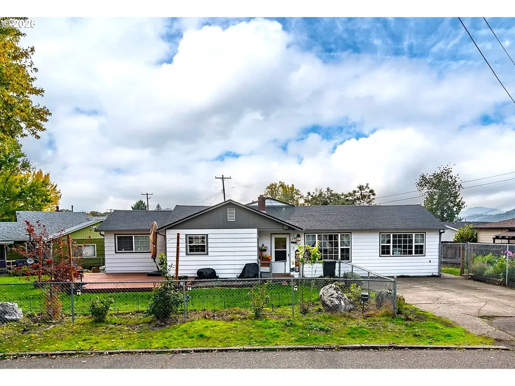 663 NE Knoll Avenue Roseburg OR 97470