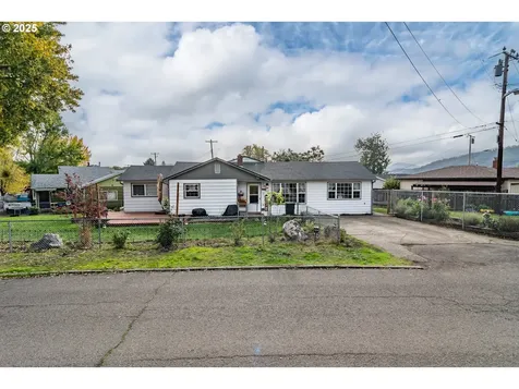 663 NE Knoll Avenue Roseburg OR 97470