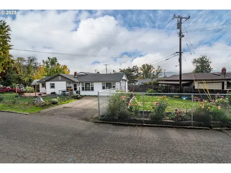 663 NE Knoll Avenue Roseburg OR 97470
