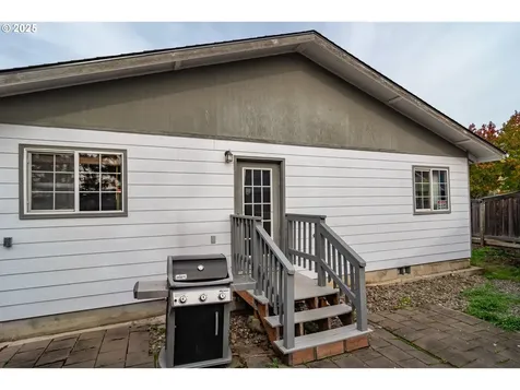 663 NE Knoll Avenue Roseburg OR 97470