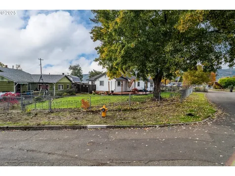 663 NE Knoll Avenue Roseburg OR 97470