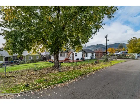 663 NE Knoll Avenue Roseburg OR 97470