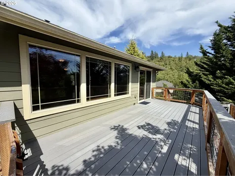 1688 NE Ruby Court Roseburg OR 97470