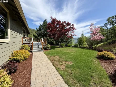 1688 NE Ruby Court Roseburg OR 97470