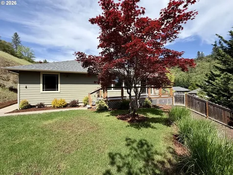 1688 NE Ruby Court Roseburg OR 97470