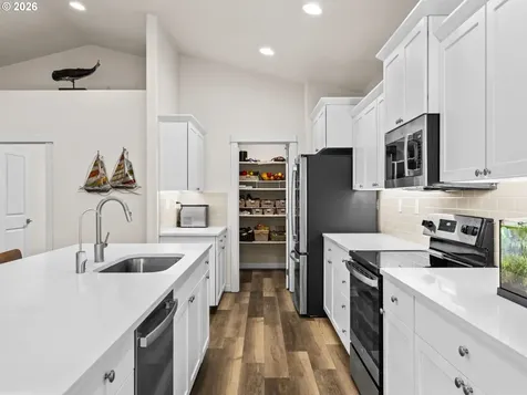 4764 Stonefield Court Florence OR 97439
