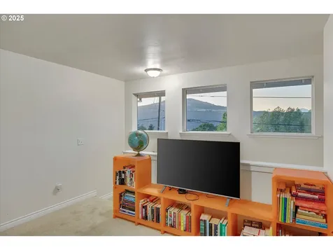 902 Elan Drive Hood River OR 97031