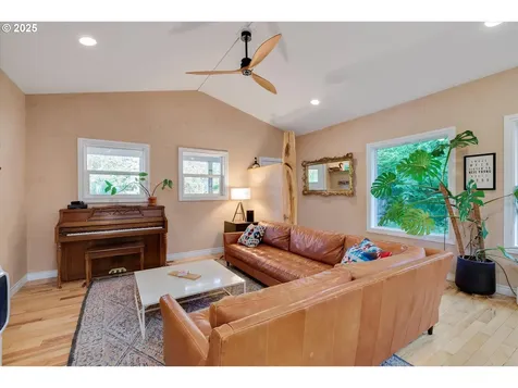 902 Elan Drive Hood River OR 97031