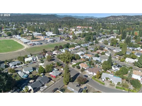 1016 W Ridgeview Court Roseburg OR 97471