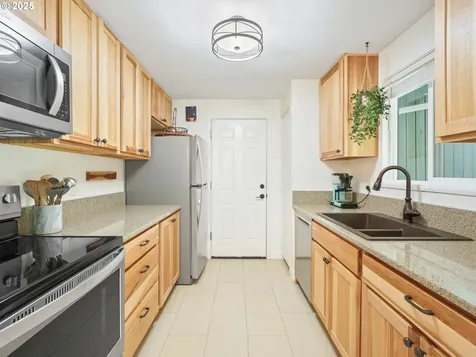 9637 SW 51st Avenue Portland OR 97219