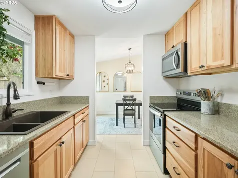 9637 SW 51st Avenue Portland OR 97219