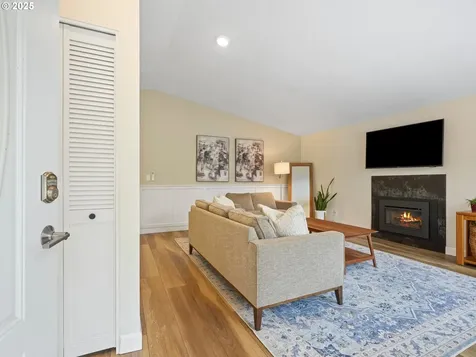 9637 SW 51st Avenue Portland OR 97219