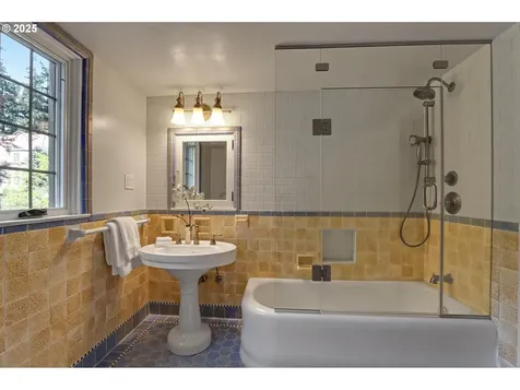 1034 SW Douglas Place Portland OR 97205