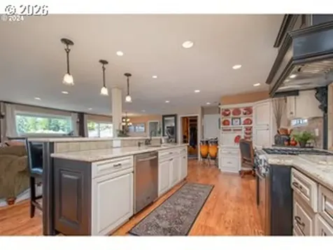 584 N Tomahawk Island Drive Portland OR 97217
