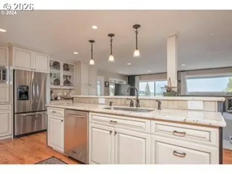 584 N Tomahawk Island Drive Portland OR 97217